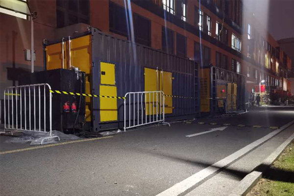 鸡西柴油发电机组的输出电压是如何调节的？